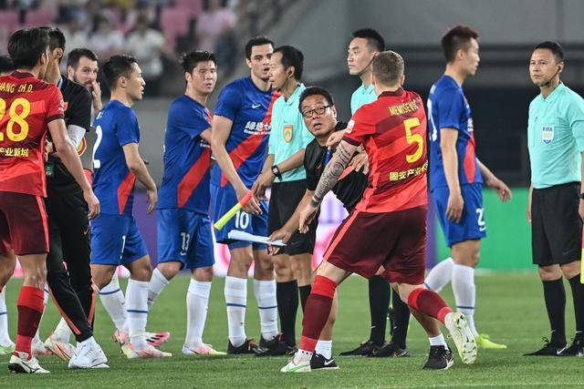 76年 毛泽东去世后 江青对汪东兴发难 华国锋适时介入化解危机
